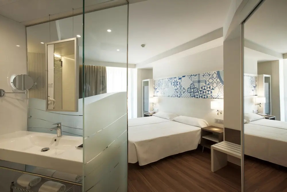 M Double room with balcony (full double bed)