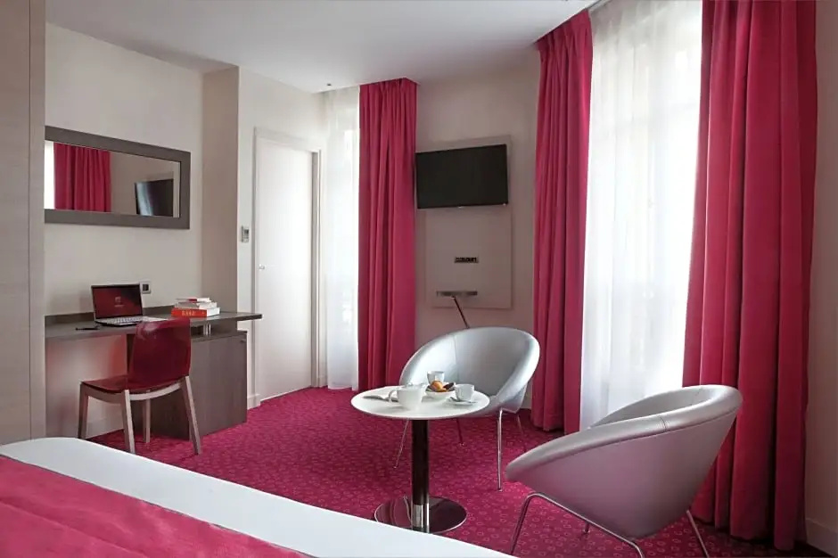 Hotel de Sevigne 102