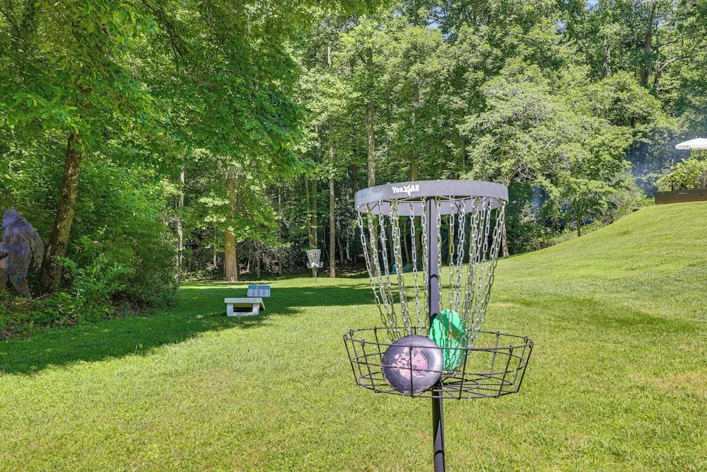 Hot Tub, Fire Pit: Family-friendly Murphy Home