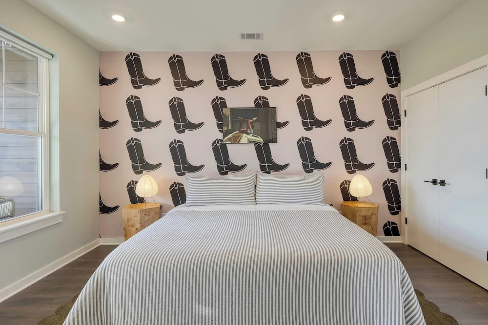 Minutes to Broadway Chic Newly Built 4bdr w/ Balcony 98 Degrees by Avantstay