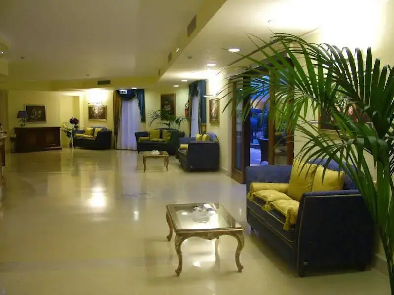 Royals Gate Hotel - Général