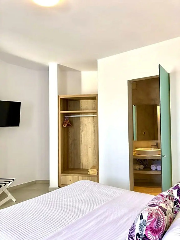 Double Suite (full double bed)