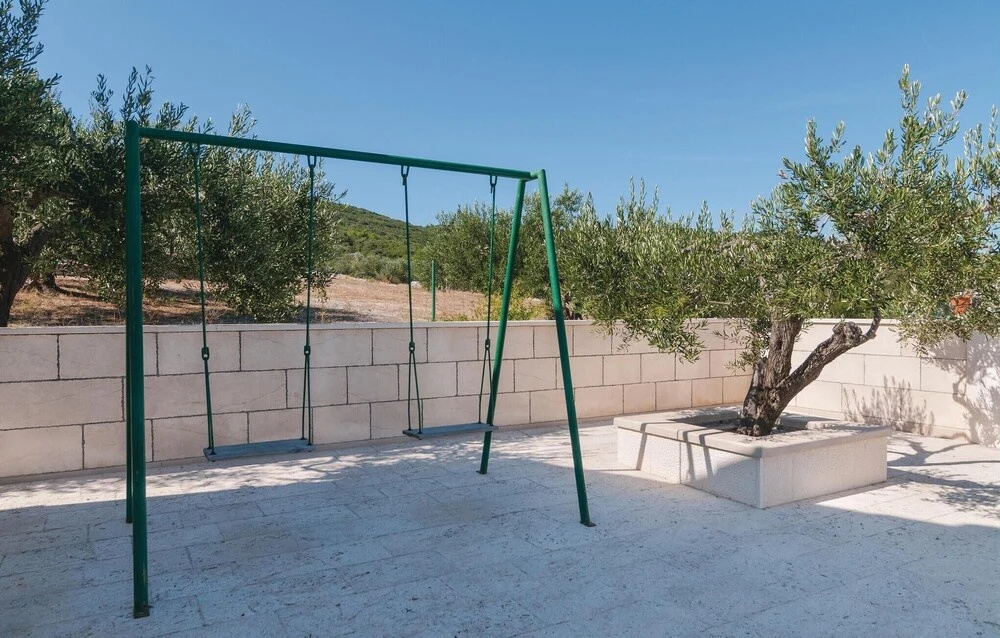 Amazing Home in Praznica With 4 Bedrooms, Wifi and Outdoor Swimming Pool
