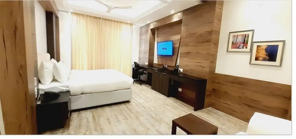 Premier Double room with balcony (full double bed)