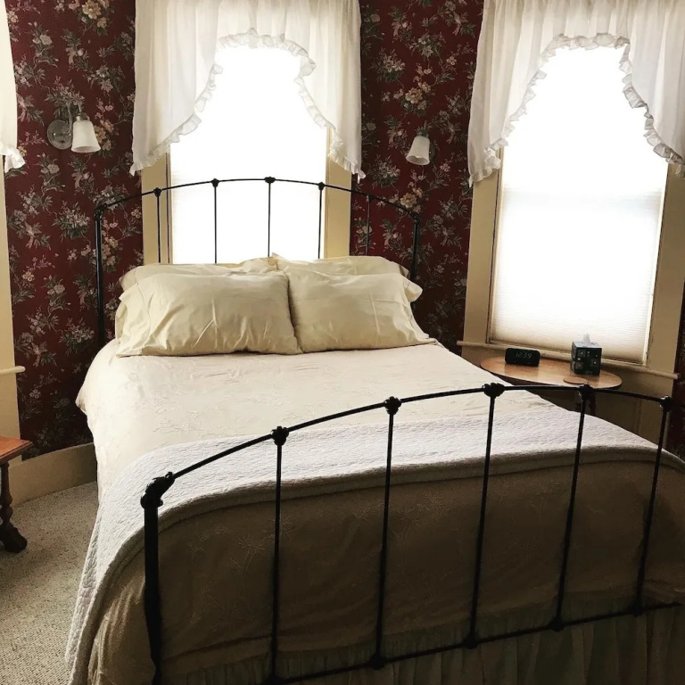 Classic Double room (full double bed)