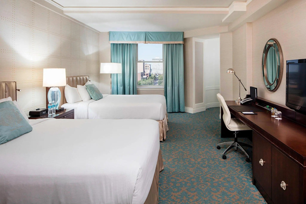 Standard Quadruple room with city view