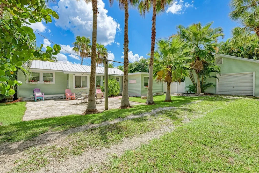 Cottage Haven-one Minute Walk To The Beach-private Yards-keyless Locks