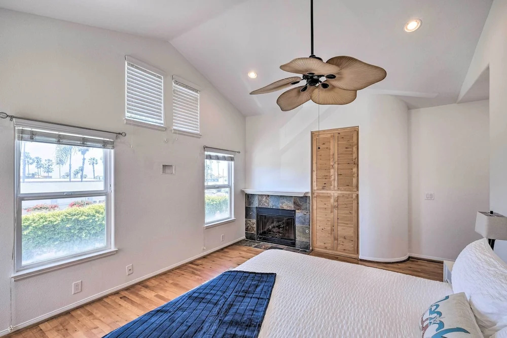 Oceanside Home w/ Rooftop Patio - Steps to Beach!