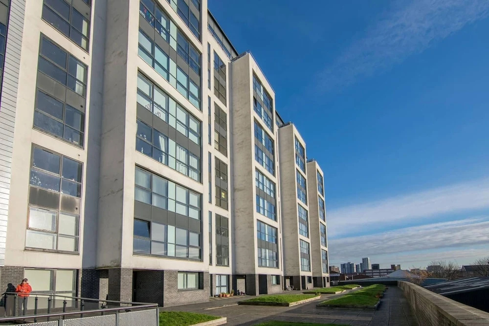 2 Bed Apartment near Hydro and SEC