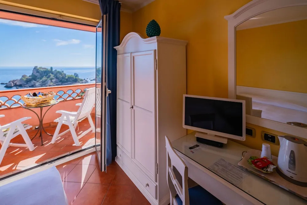 Deluxe Double room with sea view (full double bed)