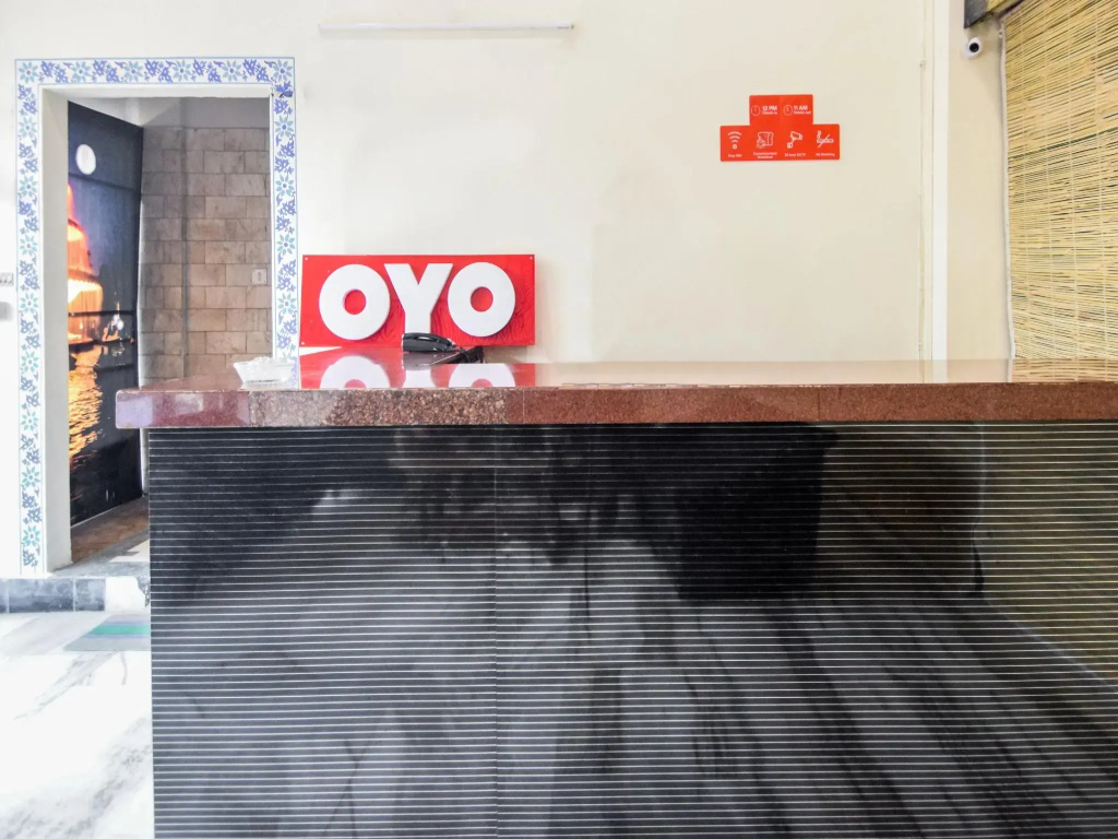OYO 15212 Hotel Seema