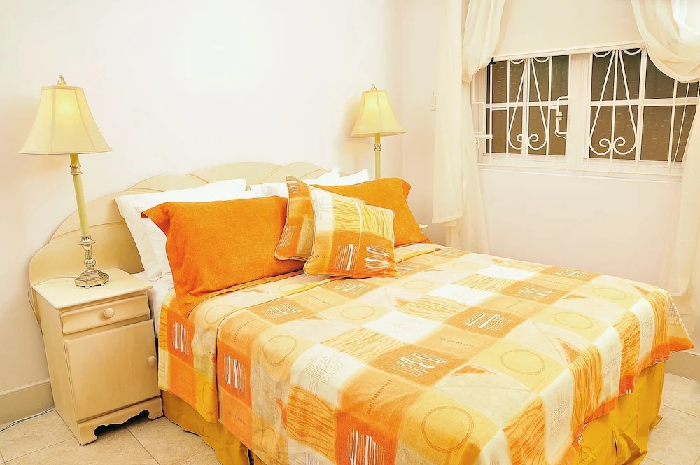 Welcome to the Unpretentious and Breezy Graceville, Steps Away From the Beach - фото 2