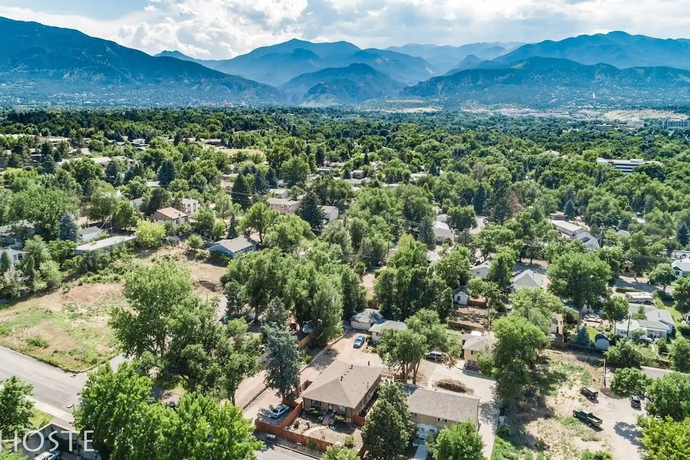 2BR Comfy Condo & Cute Patio Broadmoor Area