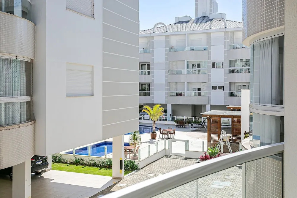 Apto em prédio c/ piscina 350m da praia RTG208
