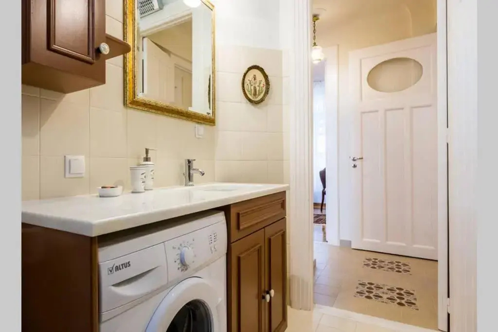 Neoclassical apartment with 3 bedrooms in Piraeus - фото 9