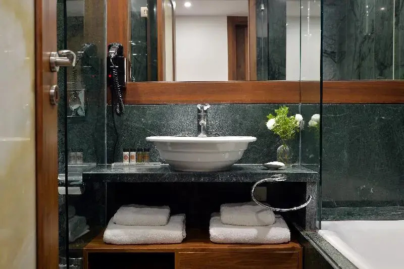 Deluxe Double room (full double bed)