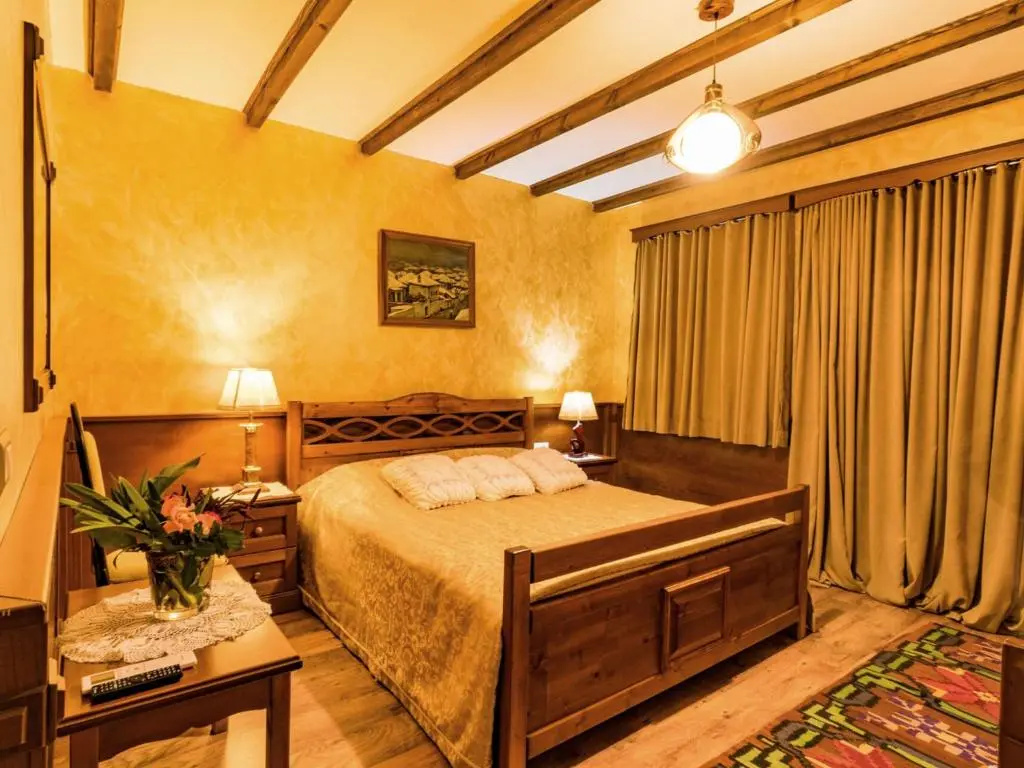 Deluxe Double room (full double bed)