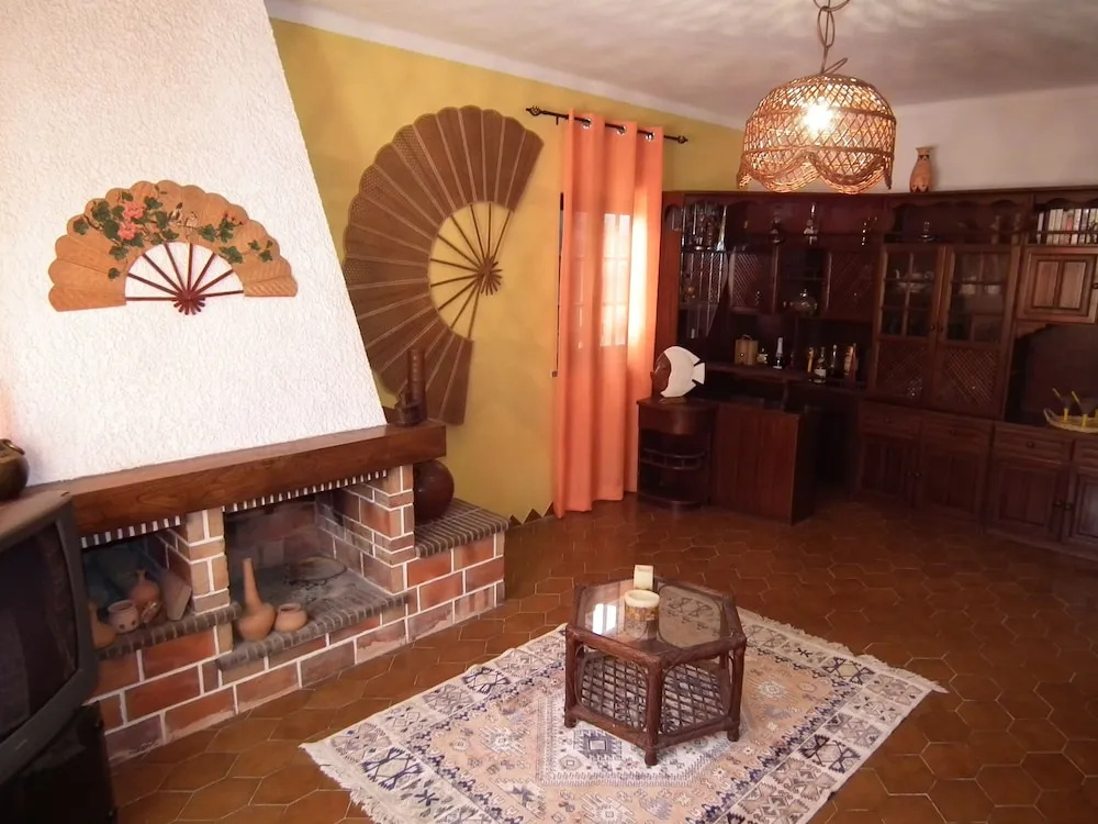 80s RetroStyle Villa