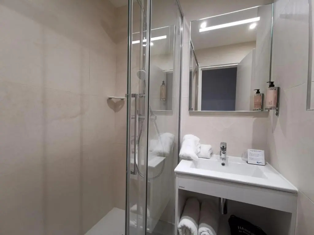 Deluxe Double room with balcony and with sea view full double bed