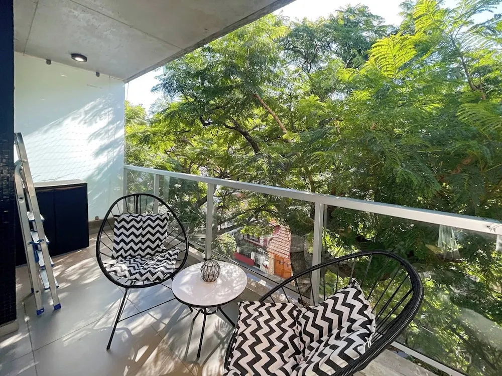 Urban Retreat Elegant Modern Apartment With Balcony in Villa del Parque