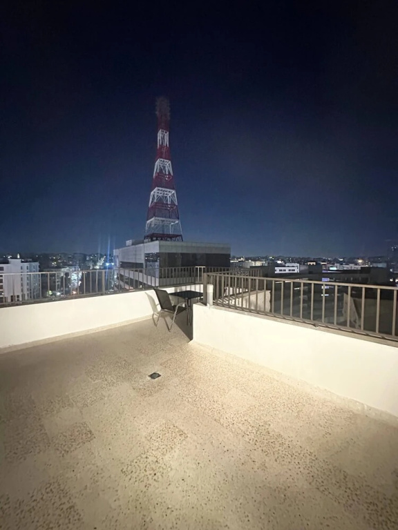 JRE Cozy Rooftop Near Al Services 23