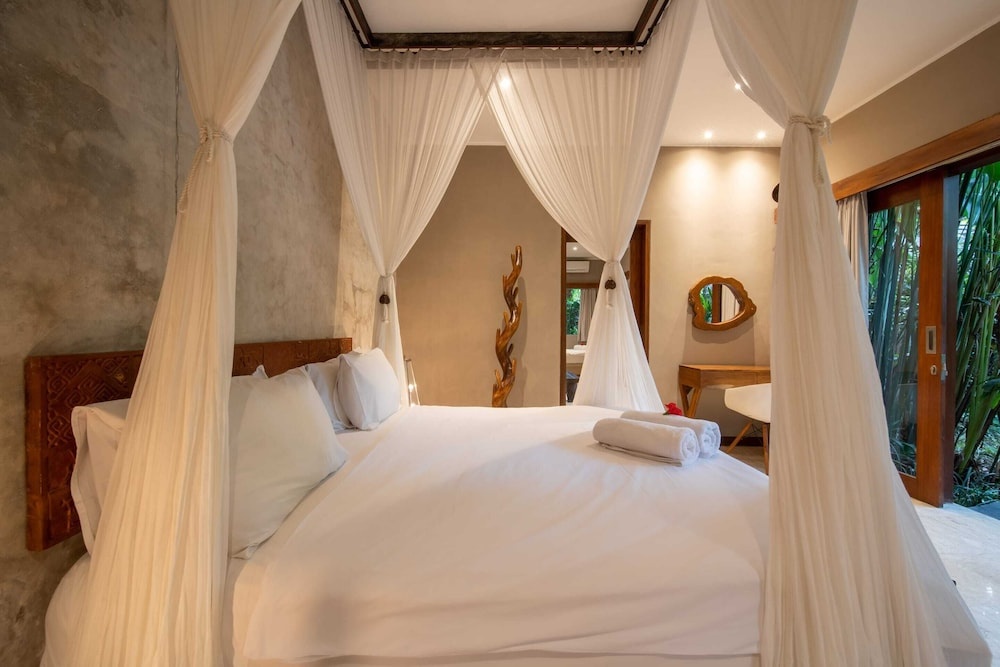 Astonishing Jungle Villa, 4 BR, Ubud With Staff — фото