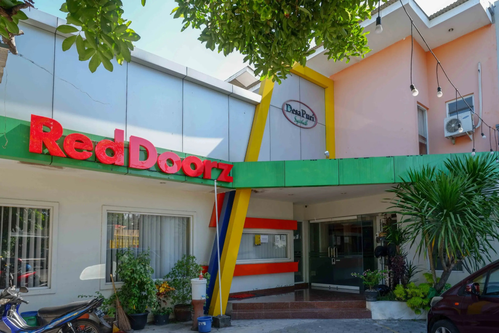 RedDoorz Syariah near Museum Wayang Kekayon