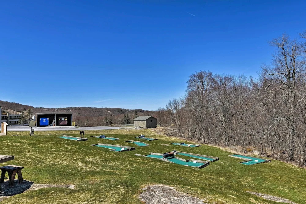 Resort Amenities: Beech Mtn Condo Near Skiing!
