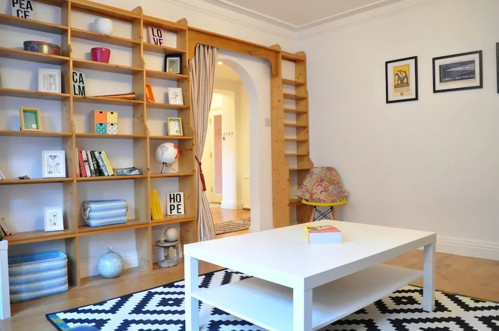 Spacious 2 Bedroom Home In Kensington