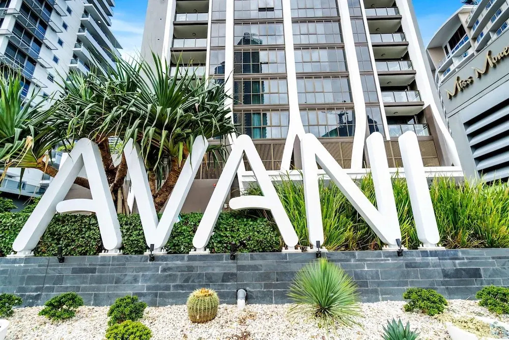 Elegant 2-bed With Stunning Views, Pool, Bbq, Gym