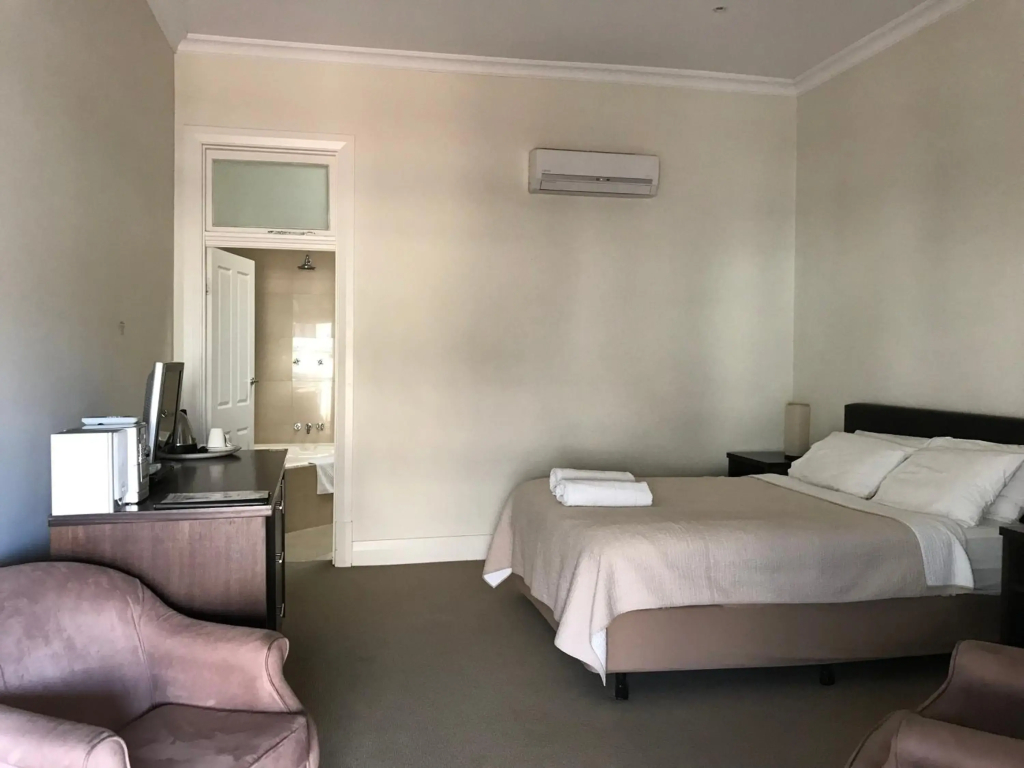 Bridgetown Hotel by null