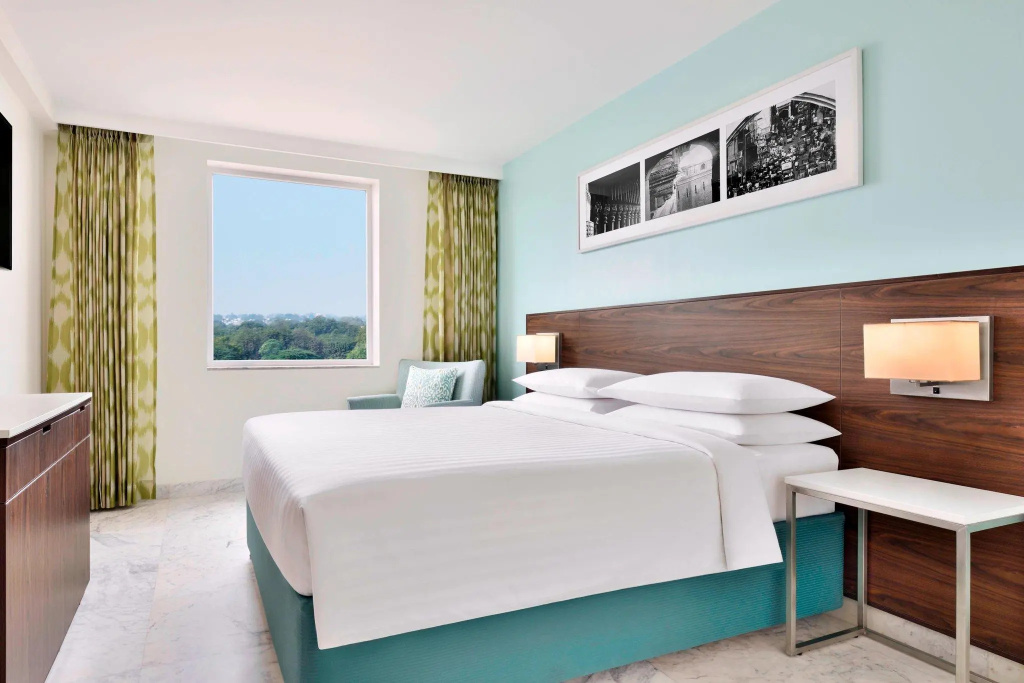 Deluxe Double room with city view (full double bed)