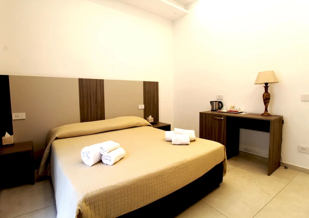 Deluxe Double room with balcony (full double bed)