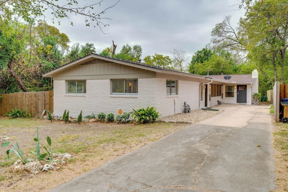 Walk to Campus: Creekside Austin Duplex!