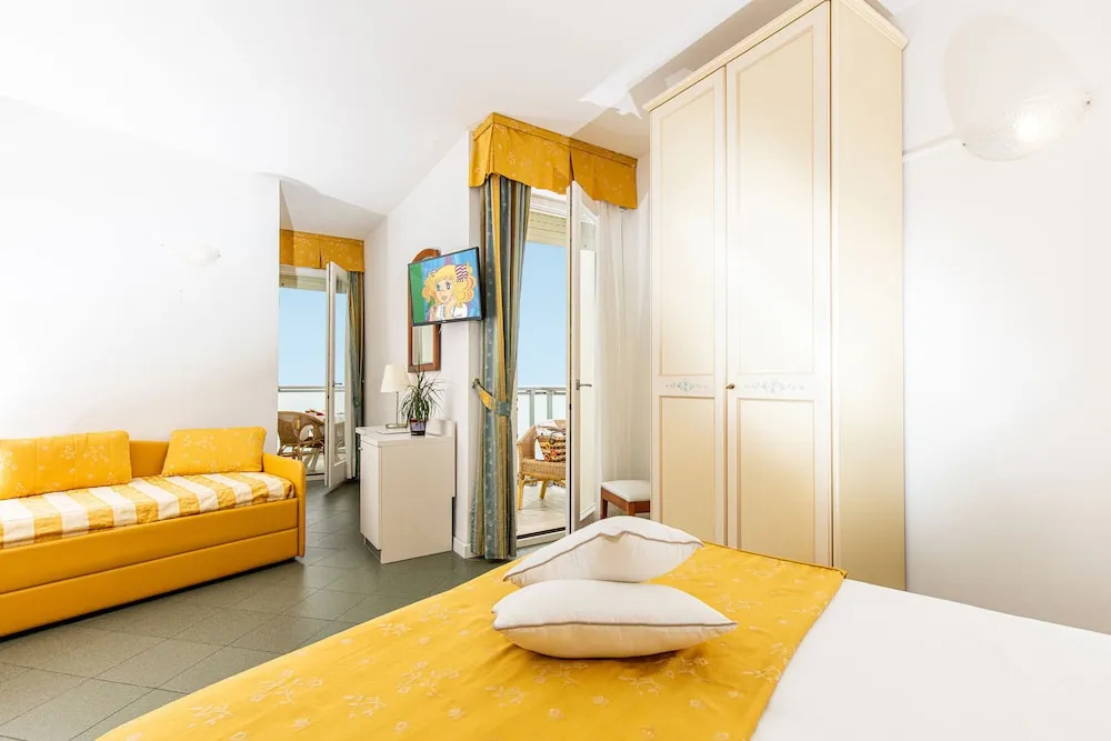 Standard Triple room with sea view
