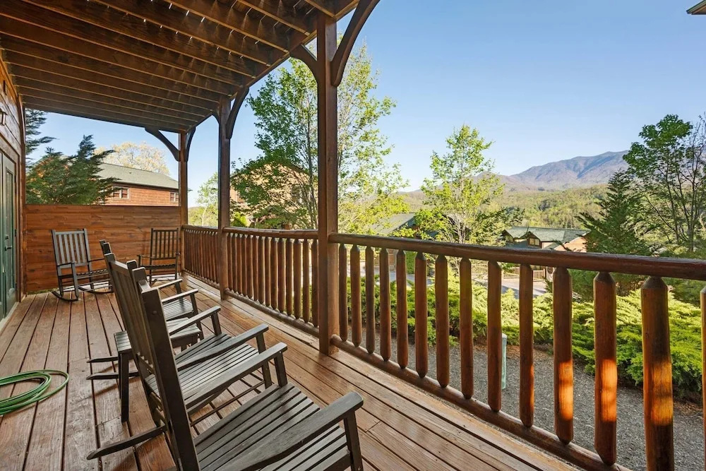 Gatlinburg Mountain Lodge 5 Bedroom Cabin