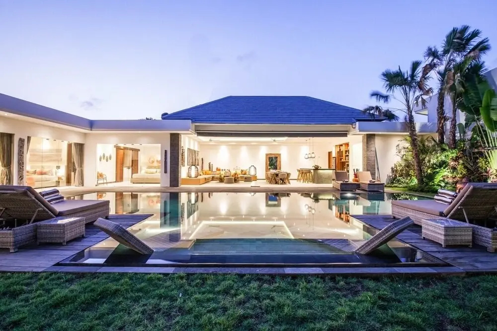 Splendid 6BR Villa, Just 400m to Finns Beach