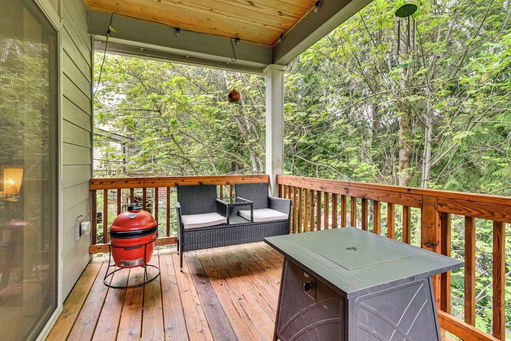 Walk to Park & Creekside Trails! Modern Sandy Home