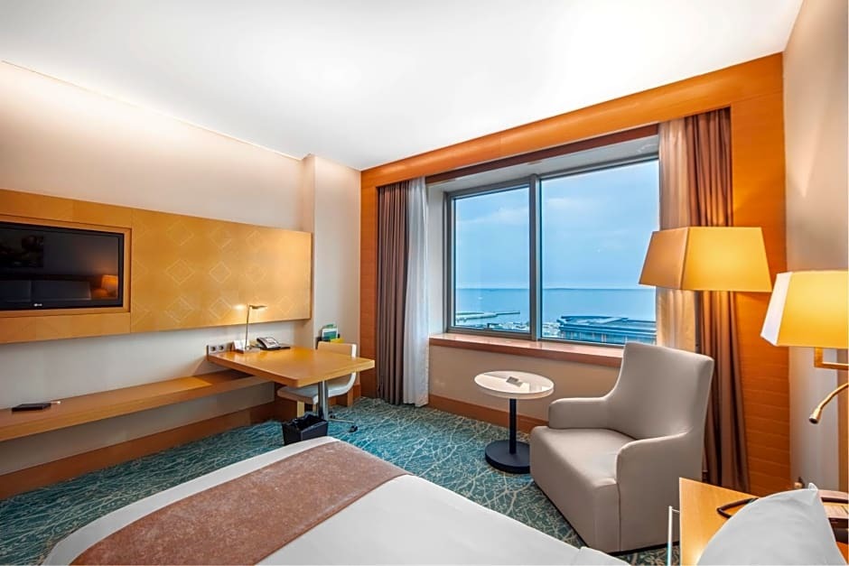 Двухместный номер Standard с частичным видом на море 2 отдельные кровати в Holiday İnn