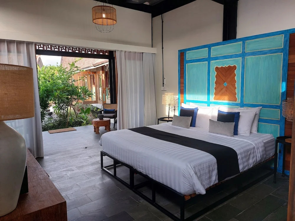 Superior Double room with pool view (full double bed)