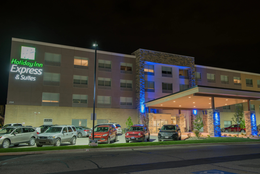 Holiday Inn Express & Suites Warsaw - E Center by IHG
