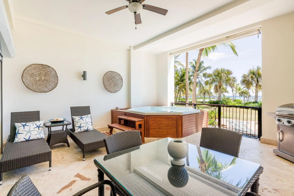 Beachfront w Direct Beach Access Private Jacuzzi