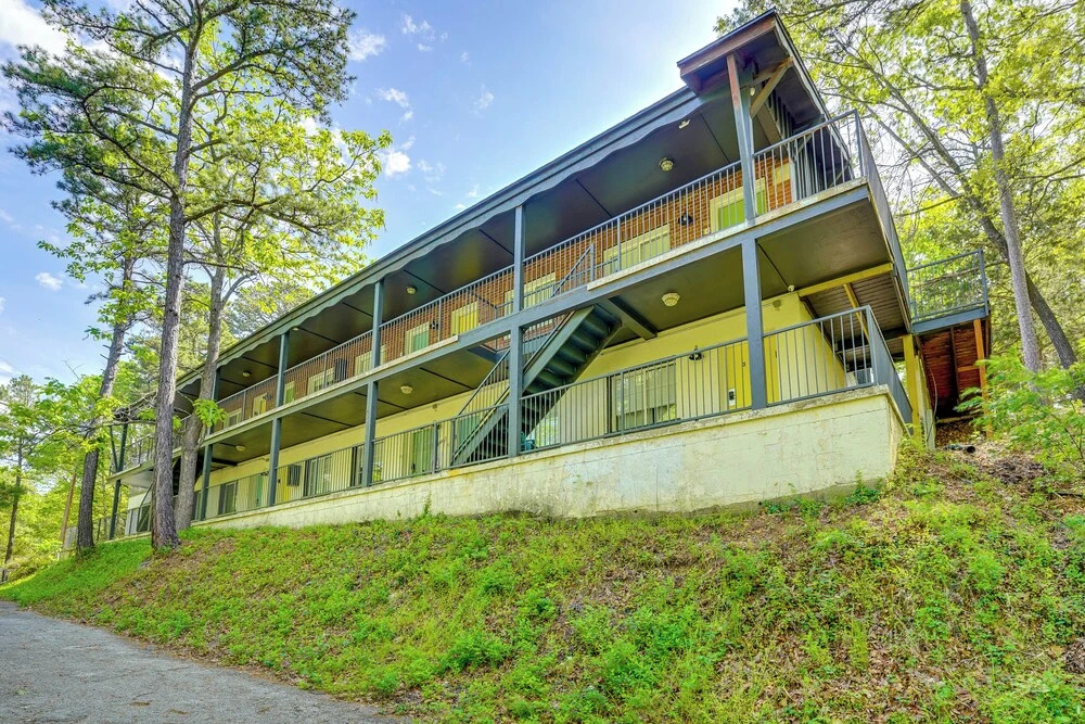 1 Mi to Dtwn! Eureka Springs Studio, Shared Patio