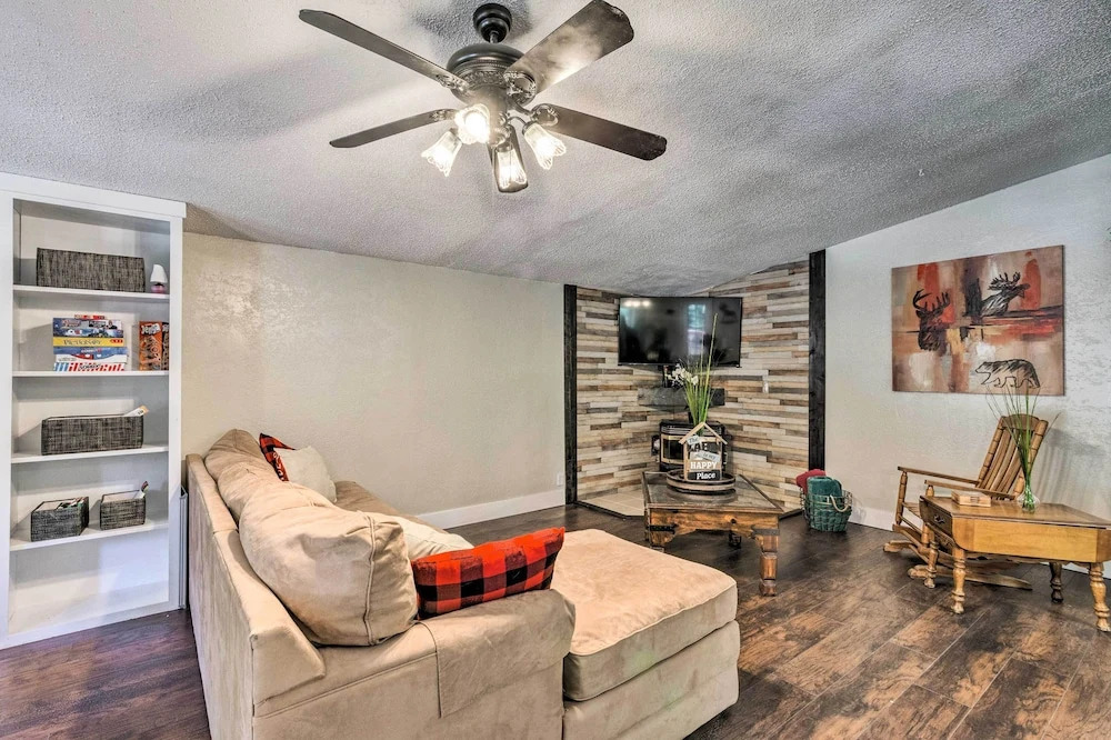 Relaxing Lincoln Forest Retreat w/ Wraparound Deck - фото 9