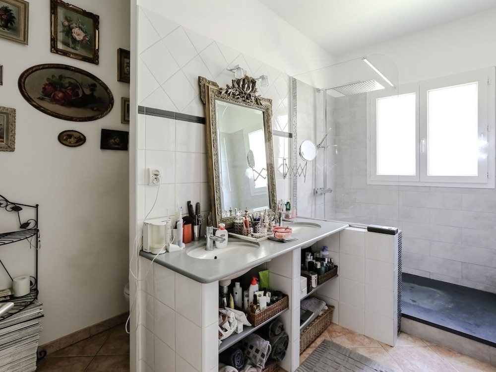 Amazing Holiday Home With Pool in Aix-en-provence