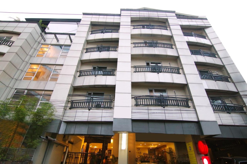 OYO 103 Artina Suites Hotel