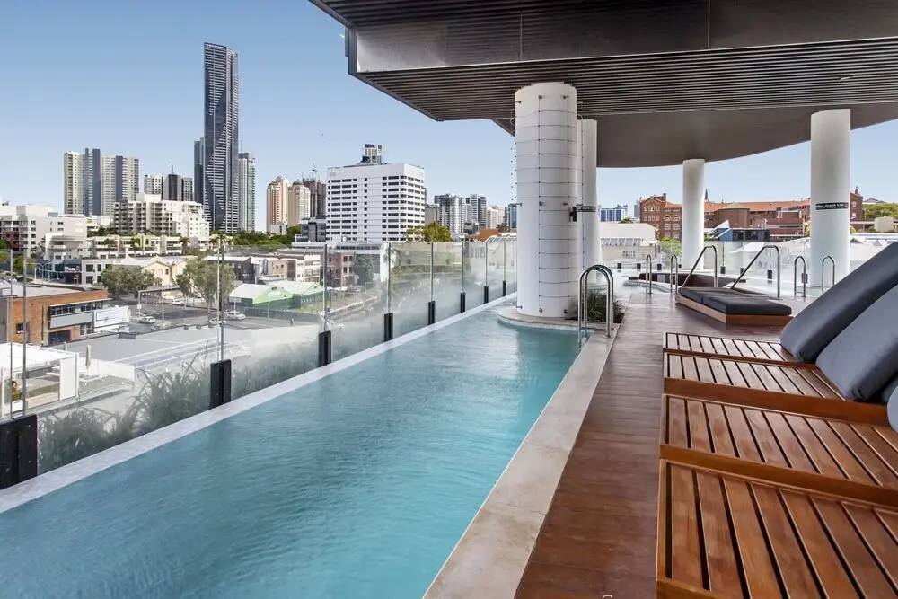 Chic 1-bed With Parking, Pool and Gym