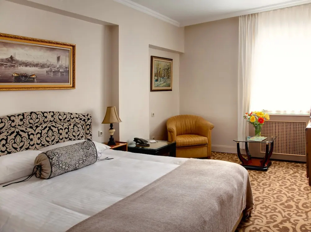 1 Bedroom Standard Double room with city view (full double bed)