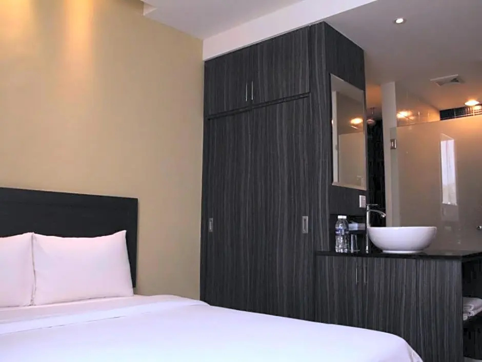 Deluxe Double room (full double bed)