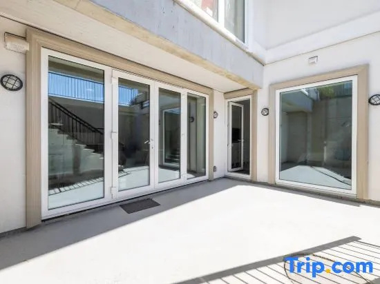 West Van Luxury Retreat 2BR 2BA Oceanview